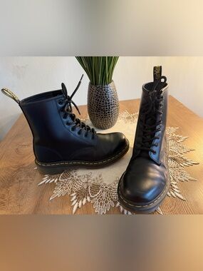 Women’s Dr. Martens Black Leather High Tops Lace UPS Air Wair 39/8 Great